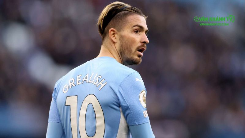 Rayan Cherki khoác áo số 10 Manchester City